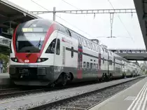 Mit einem Kiss von Romanshorn nach Brig?

Nicht ganz!
Wegen der Fahrleitungserneuerung zwischen Weinfelden und Frauenfeld verkehrt dieser RABe 511 027 zwischen Romanshorn und Weinfelden, zumindest die Fahrzeugnummer würde ja passen (Walliser Telefonvorwahl) 31.7.17 im Bhf Romanshorn.