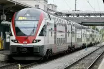 Mit einem Kiss von Romanshorn nach Brig?

Nicht ganz!
Wegen der Fahrleitungserneuerung zwischen Weinfelden und Frauenfeld verkehrt dieser RABe 511 027 zwischen Romanshorn und Weinfelden, zumindest die Fahrzeugnummer würde ja passen (Walliser Telefonvorwahl) 31.7.17 im Bhf Romanshorn.