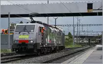 Die MRCE 189 090  Göttingen  (UIC 91 80 6189 990-5 D-Dispo Class 189-VE), vermietet an SBB Cargo und in der Novelis-Farbgebung beim Manöver in Sierre.
31. Juli 2017