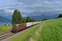 Re 425 184 mit einem Zuckerzug am 16.06.2017 bei Spiez. 