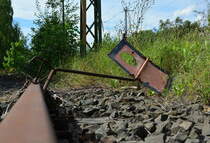 Auf den ehemaligen Ladegleisen der Ziegelei in Wefensleben lag eine alte Sh2 Scheibe. Noch heute zeigt sie das diese Gleis gesperrt ist.

Wefensleben 30.07.2017