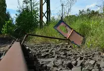 Auf den ehemaligen Ladegleisen der Ziegelei in Wefensleben lag eine alte Sh2 Scheibe. Noch heute zeigt sie das diese Gleis gesperrt ist.

Wefensleben 30.07.2017