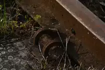 AUf den Strabag Gleisen konnte ich noch diesen Oberbau aus der Reichsbahn Zeit entdecken.  Hierbei handelt es sich um den Oberbau Fng (von Federnagel gerade) für S 49. Mit Federnagel Fng 2, Zwischenlage Zwg 12, Unterlagsplatte Up 1500, Betonschwelle Bs 55. Sie wurde in der DDR benutzt. Die Federnägel wurden geliefert von ERS (Elastic Rail Spike) welche Firma sich später nach Pandrol umgewandelt hat.

Haldensleben 30.07.2017