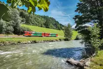 VT 34 fährt mit dem VS 42 als R 8707 (Unzmarkt - Tamsweg) nahe der Haltestelle Hintering vorüber.
Aufgenommen am 31.7.2017.