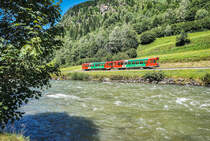 VT 34 fährt mit dem VS 42 als R 8707 (Unzmarkt - Tamsweg) nahe der Haltestelle Hintering vorüber.
Aufgenommen am 31.7.2017.