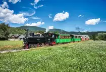 Da es in der Endhaltestelle der Taurachbahn St. Anrä Andlwirt für die Lok keine Möglichkeit zum Stürzen gibt, fährt der Zug noch einige hundert Meter weiter bis zum Betriebsbahnhof St. Andrä-Wölting.
Hier zu sehen ist 298.56 des Club 760 auf dem Rückweg von St. Andrä-Wölting, kurz vor der Haltestelle St. Andrä Andlwirt.
Aufgenommen am 31.7.2017.