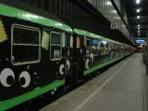 Sonderzug 86018 nach Loano (FS) im Stuttgarter Hbf. Die Abfahrt 23.04.07 um 6.27. Um 3.45 stand der Zug schon bereit. Aufgenommen am 23.04.07 um 3.47.