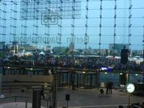 Ansturm auf bzw. zum neuen Berliner Hbf. Blick Richtung Reichstag/Bundestag.