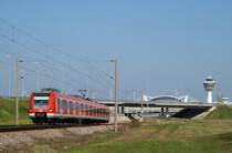 423 153 mit einer S-Bahn zum Ostbahnhof am M�nchener Flughafen (11.04.2007)