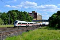 In Blickrichtung Fulda kann das imposante Raiffeisen Lagerhaus von Hünfeld als Motiv dienen. Am 10. Juni 2017 kamen zwar diverse Güterzüge vorbei gefahren - alle jedoch einheitlich schwarz aus dem Fundus von MRCE bespannt. Deswegen auch hier ein Bild vom Fernverkehr: 411 005 als ICE 1643 von Frankfurt (M) Flughafen Fernbahnhof nach Leipzig HBF durcheilt die hessische Kleinstadt.