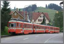 BDe 4/8 22 und 24 verlassen soeben die Haltestelle Gfeld Richtung Trogen. Als Strassenbahn konzipiert, verkehrt sie als solche nur noch in der Stadt St.Gallen und auf einigen kurzen Abschnitten in den D�rfern. Ansonsten wurde die Trogenerbahn auf Eigentrassee umgebaut und verbindet im Halbstundentakt das Appenzellerland mit St.Gallen. Leider schien die Sonne nur vom Wirtshausschild. (07.05.2007)