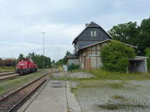 DB Cargo 261 087-1 am 03.08.2017 im ehemaligen Bahnhof Ebersdorf-Friesau. Dort wird von Saalfeld aus das ansässige Sägewerk bedient.