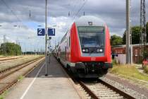 DBpbzfa mit 146 102-9 DB steht abgestellt im Bahnhof Norddeich auf Gleis 1 und wartet auf seine Abfahrt in Norddeich Mole als RE 4431 (RE1) nach Hannover Hbf. [28.7.2017 - 15:43 Uhr]