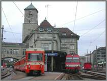 BDe 4/8 Nr. 22 und 24 der Trogenerbahn nach Speicher-Trogen und BDeh 4/4 14  Gais  der Appenzellerbahnen ex SGA nach Gais-Appenzell warten im Nebenbahnhof St.Gallen auf die Abfahrtszeit. Der m�chtige Sandsteinbau mit Turm im Hintergrund ist die Hauptpost. (07.05.2007)