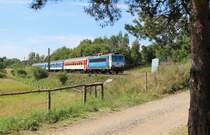 362 062-2 zu sehen mit R 613 Svatava am 08.08.17 in Chotikov.