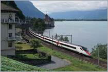 Vor dem Hintergrund des Château de Chillon ist bei Veytaux ein SBB RABe 503 (ETR 610) als EC 32 von Milano nach Genève unterwegs.
9. August 2017