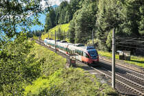Ein sehr rarer Anblick sind Regionalzüge auf der Tauernbahn, gerade mal Zwei Zugpaare pro Tag fahren von Spittal-Millstättersee nach Mallnitz-Obervellach.
Hier zu sehen ist 2024 115-0 als R 4939 (Mallnitz-Obervellach - Spittal-Millstättersee) bei einem Halt in der Haltestelle Oberfalkenstein.
Ob dieses Jahr hier schon einmal ein Fahrgast aus- oder eingestiegen ist, bleibt eher zu bezweifeln, darum wird die Haltestelle auch spätestens bis 2019 aus dem Fahrplan gestrichen werden, auch der nächste Halt Penk, wird dann nicht mehr bedient werden.

Aufgenommen am 7.8.2017.