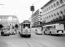 København / Kopenhagen Københavns Sporveje SL 10 (Tw 600 + Bw 15xx) København K (Stadtmitte), Holmens Kanal / Bremerholm / Havnegade im September 1968. - Das alte Gebäude der dänischen Nationalbank, das sich hinter dem Bus befindet und das 1866-1870 vom Architekten J.D. Herholdt im florentinischen Renaissancestil errichtet wurde, gab es noch. Das neue Gebäude (links vom alten), das der Architekt Arne Jacobsen entwarf, war zu der Zeit noch im Bau; die Errichtung dauerte von 1965 bis 1978. Danach wurde das schöne alte Palais abgerissen. - Scan von einem S/W-Negativ. Film: Ilford FP3.