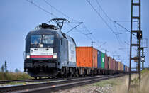 ES 64 U2-071 fährt am späten Abend bei Loh mit einem Containerzug nach Süd.Bild 8.8.2017
