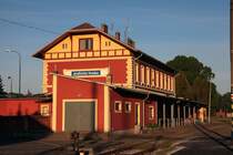 Das EG des Bf Jindřichův Hradec von der Normalspurseite, angestrahlt von der Morgensonne, am 21.05.2014 