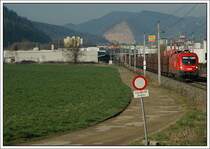 Es mu� nicht immer eine Kirche als Hintergrund sein ;-) Erzwagenleerzug, vermutlich nach  Koper, wurde am 5.4.2007 bis Spielfeld-Stra� von der 1116.082 bespannt.