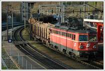 Immer wieder sch�n, eine 42er mit Altlack anzutreffen. 1142.562 bei der Durchfahrt in Bruck an der Mur am Abend des 5.4.2007.