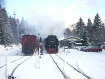 Zwei Harquerbahn Dampfz�ge treffen sich im Winter 2004 im Bahnhof Schierke.
