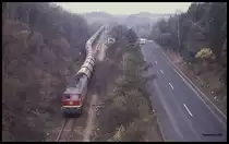 132201 schiebt hier am 29.3.1991 auf der Güterverbindung Gerstungen Förtha am Block 1 Förtha einen schweren Kalizug nach. Wegen einer Zugbegegnung muss der Zug in das Ausweichgleis. Heute ist diese Verbindungsbahn komplett abgebaut!