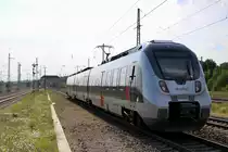 9442 604 (Bombardier Talent 2) als RB 74813 (RB59) von Erfurt Hbf nach Bitterfeld fährt in den Bahnhof Sangerhausen auf Gleis 3 ein. [19.7.2017 - 17:14 Uhr]