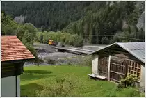 Der Bahndienst wird tätig. Nachdem die Carrerabachbrücke teilweise überflutet wurde, wird jetzt ein Baucontainer mit dem Te 2/2 81 gebracht. (09.08.2017)