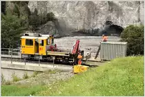 Der Bahndienst wird tätig. Nachdem die Carrerabachbrücke teilweise überflutet wurde, wird jetzt ein Baucontainer mit dem Te 2/2 81 gebracht. (09.08.2017)