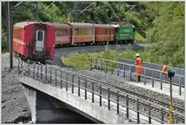 RE1741 mit Ge 4/4 II 621  Felsberg  hat soeben die beim Gewitter der Vornacht teilweise überflutete Carrerabachbrücke überquert. (09.08.2017)