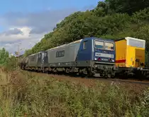 143 217-8 (RBH 126) in Doppeltraktion mit 143 084-2 (RBH 110) und Kesselwagenzug in Fahrtrichtung Süden. Aufgenommen zwischen Friedland(HAN) und Eichenberg am 20.09.2015.
