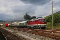 Für 132 004-3 heißt es am Nachmittag dann Abfahrt mit dem Sonderzug von den XXI. Meininger Dampfloktagen. Aufgenommen in Meiningen am 05.09.2015.