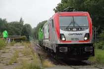 Am 12.8.17 wurde eine Vossloh  DE18  von Moers nach Kiel (Friedrichsort) überführt.
187 014-6 D-CTD der Akiem erledigte dies.
Hier Am Bü Schusterkrug.