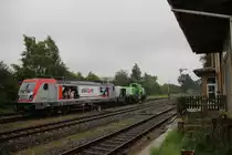 Am 12.8.17 wurde eine Vossloh  DE18  von Moers nach Kiel (Friedrichsort) überführt.
187 014-6 D-CTD der Akiem erledigte dies.
Hier in Neuwittenbek.