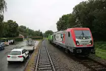 Am 12.8.17 wurde eine Vossloh  DE18  von Moers nach Kiel (Friedrichsort) überführt.
187 014-6 D-CTD der Akiem erledigte dies.
Hier Am Bü Schusterkrug von der ehem. Militär Laderampe fotografiert.