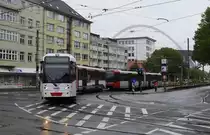 Während der Erneuerung der Gleise in Deutz sind die SL 3 und 4 gebrochen. Hier biegt ein Zug der Linie 4 mit Wagen 5135 (Thalys-Werbung) und einem weiteren 51er von Brück kommend aus der Deutz.Kalker-Str. in den regulären Linienweg auf dem Gotenring ein (12.8.17).