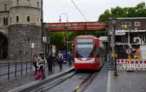 Das mittelalterliche Stadttor hat die Jahrhunderte überlebt, der brückenähnliche Anbau hat nach gut 5 Jahrzehnten ausgedient. Zug der SL 1 mit 4502, der - im Bild leider nicht zu sehen - mit einem Wagen der Reihe 4000 gekuppelt ist, in der Haltestelle Rudolfplatz, 12.8.17.