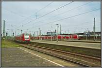 Hochbetrieb in Hamm (Westf): Auf Gleis 11 wird ein RE1  NRW-Express  nach Aachen Hbf bereitgestellt, w�rend auf Gleis 7 ein RE7  RHEIN-M�NSTERLAND-EXPRESS  nach Krefeld einf�hrt. Auf Gleis 6 wartet ein ICE nach Berlin Ostbahnhof. Aufgenommen am 13.04.07