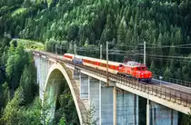 1020 018-6 der EBFL überquert mit einem SR (Zell am See - Schwarzach-St. Veit - Spttal-Millstättersee - Lienz) die Pfaffenberg-Zwenberg-Brücke nahe der Haltestelle Oberfalkenstein.
Aufgenommen am 12.8.2017.