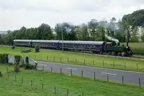 OeBB: Sonderzug mit der Ed 2x2/2 196 Mallet mit seltener Anhängelast bei Oensingen am 12. August 2017.
Der Friedenszug ist ein Projekt aus Deutschland. Der Zug steht jedoch neu in Sissach abgestellt. 
Foto: Walter Ruetsch
