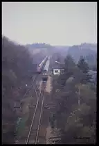 Zugkreuzung auf der ehemaligen Verbindungsstrecke zwischen Förtha und Gerstungen am Block 1 Förtha. DR 132623 passiert mit einem Intercity nach Eisenach am 29.3.1991 um 9.00 Uhr den mit einem Kalizug wartenden Güterzug, der mit der DR Diesellok 132201 bespannt ist. 