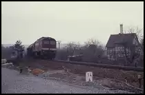 DR 120049 fährt mit einem Schotterzug aus Eisenach kommend am 29.3.1991 in den damaligen Grenzbahnhof Gerstungen ein.
