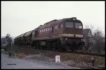120049 erreicht hier am 29.3.1991 mit einem Schotterzug aus Eisenach kommend den Bahnhof Gerstungen.