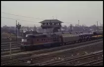 Die Infrastruktur der ehemaligen Zonen Grenz Wachtürme ist am 29.3.1991 im Bahnhof Gerstungen noch vorhanden. Der Zugverkehr ähnelte immer noch dem ehemaligen Grenzverkehr zwischen BRD und DDR. Im  Grenzbahnhof  Gerstungen wurde umgespannt. 132020 fährt hier mit einem Güterzug um 9.15 Uhr in Richtung Eisenach ab.