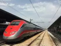 Ein Frecciarossa der FS steht am 10. August 2017 in Venezia Santa Lucia zur Abfahrt bereit.