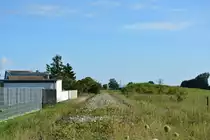 Blick auf die einstige Bahnstrecke Genthin - Jerichow - Schönhausen. 1999 wurde der Personenverkehr hier eingestellt und 2005 komplett stillgelegt und größtenteils abgebaut.

Schönhausen 31.07.2017
