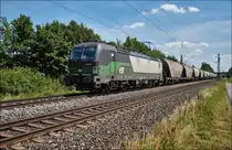 193 217 von der ELL ist am 05.07.2017 mit einen Schüttgutzug bei Thüngersheim zu sehen.