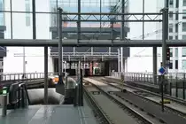 DEN HAAG (Provinz Zuid-Holland), 05.08.2017, Tram-Haltestelle Centraalstation mit Blick in Richtung Tunnel; vorher fährt die Tram allerdings durch zwei Gebäude